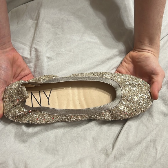 Brand new NEVER WORN size 11 women’s gold sparkle flats YNY - Picture 2 of 5